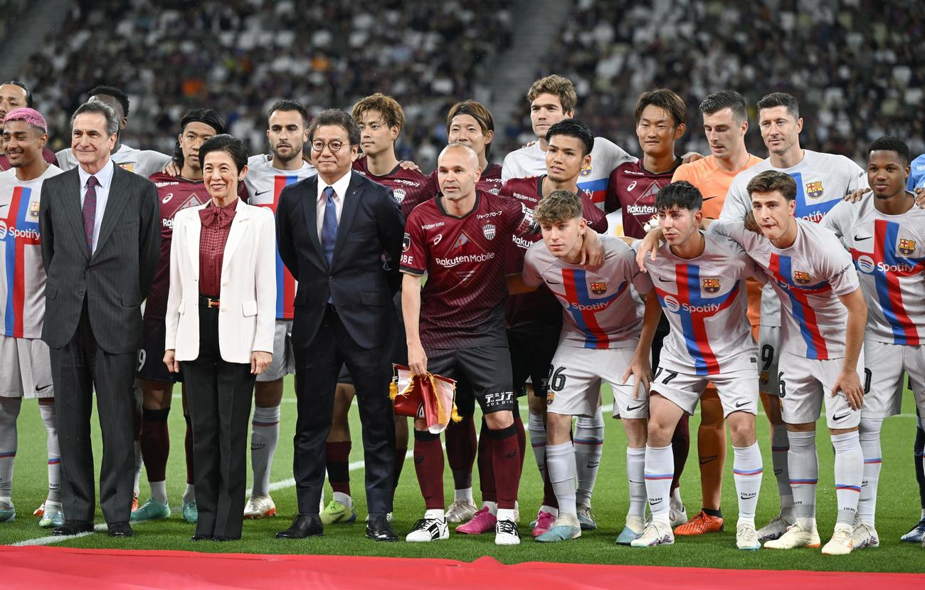 神戸対バルセロナ戦を前に、両チーム選手らと記念撮影する神戸・イニエスタ（中央）（共同）
