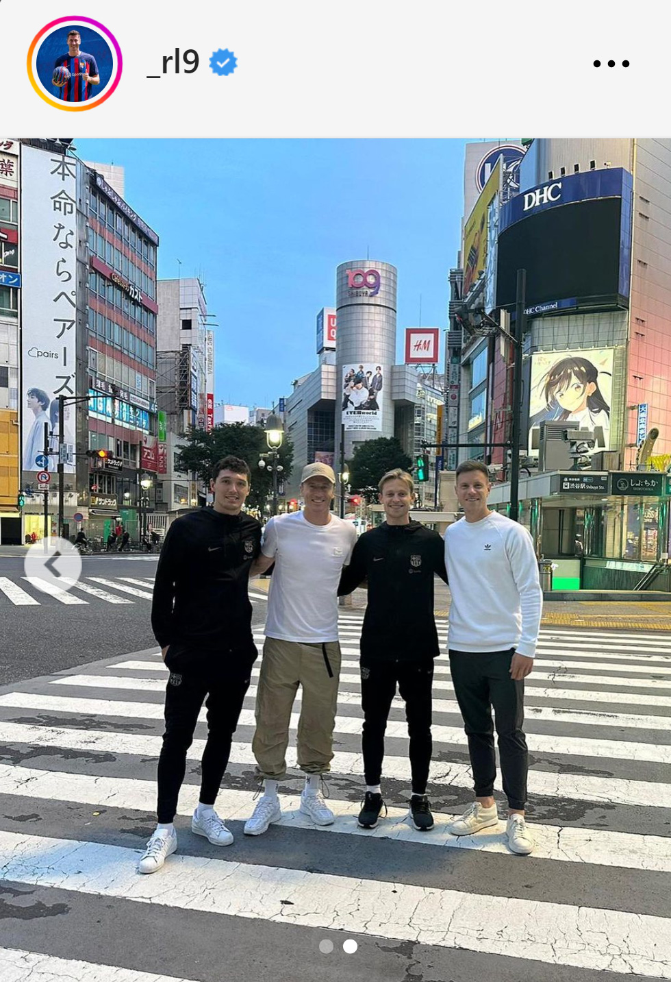 渋谷・スクランブル交差点で記念撮影するバルセロナの選手たち（レバンドフスキのインスタグラムから）