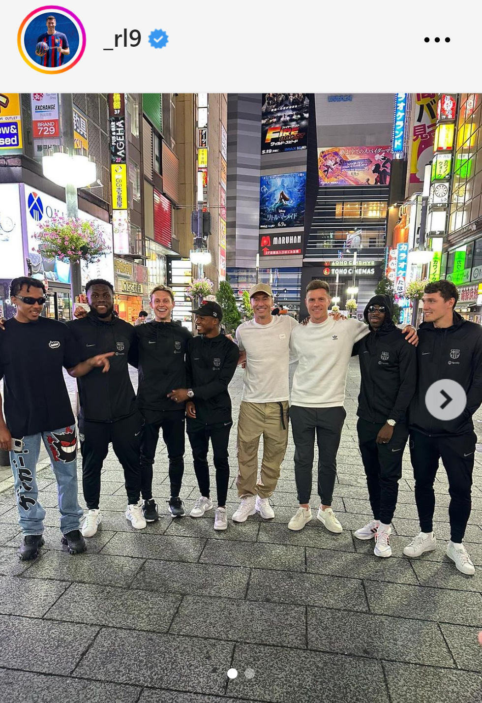 新宿・歌舞伎町で記念撮影するバルセロナの選手たち（レバンドフスキのインスタグラムから）