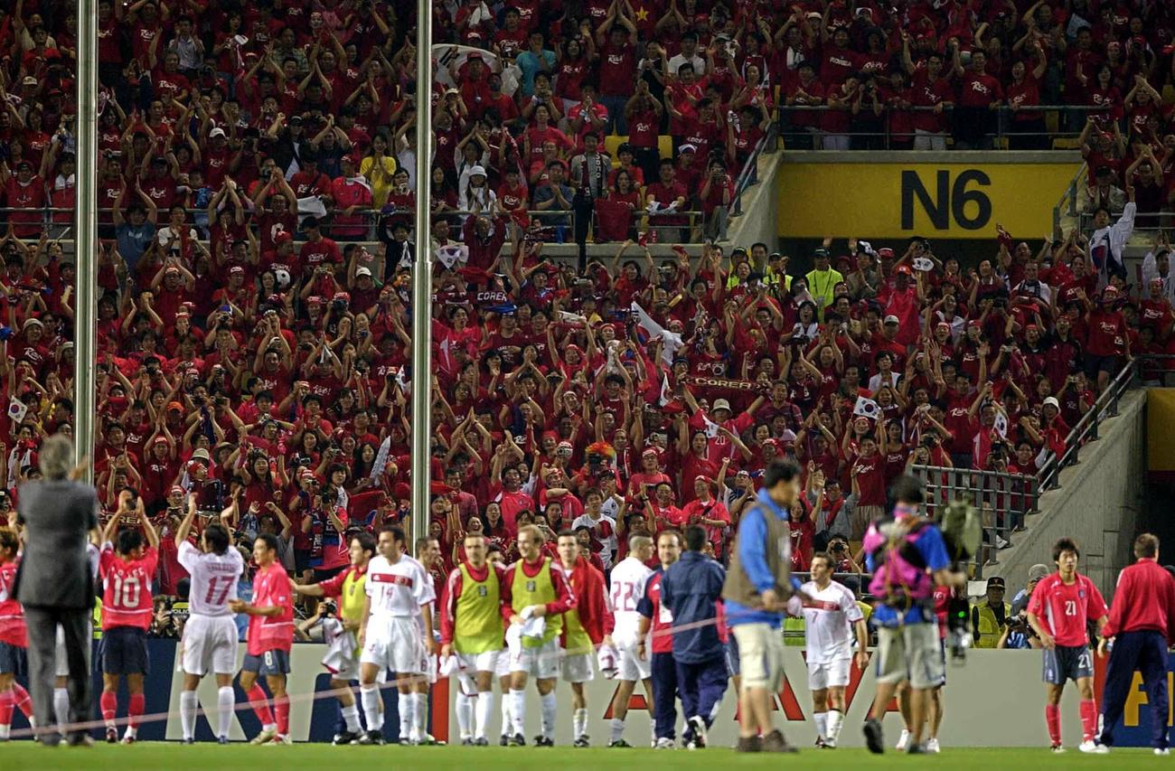 02年Ｗ杯、韓国対トルコ　試合終了後、選手たちに声援をおくる韓国サポーター