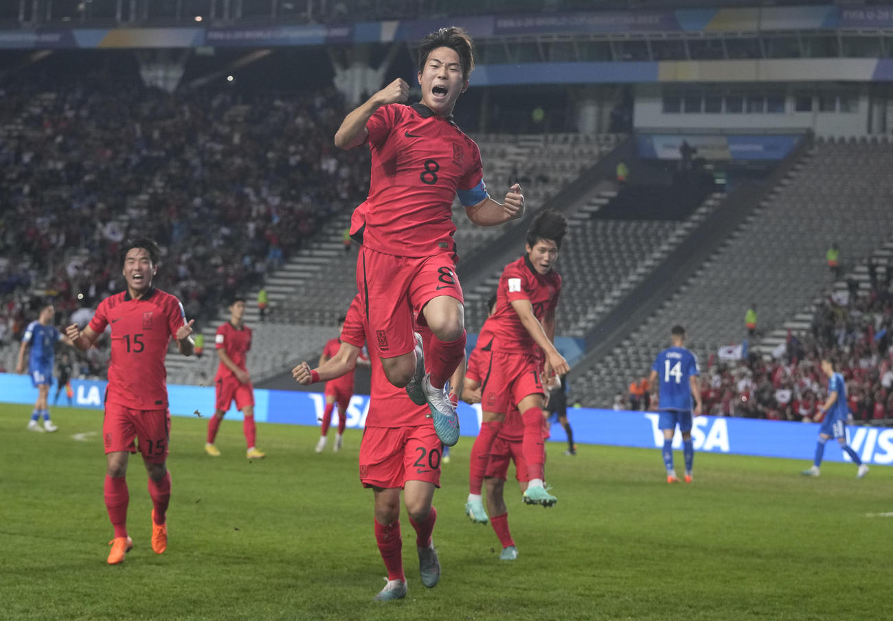 U－20W杯準決勝、韓国対イタリア　PKを決め喜ぶ韓国の選手（AP）