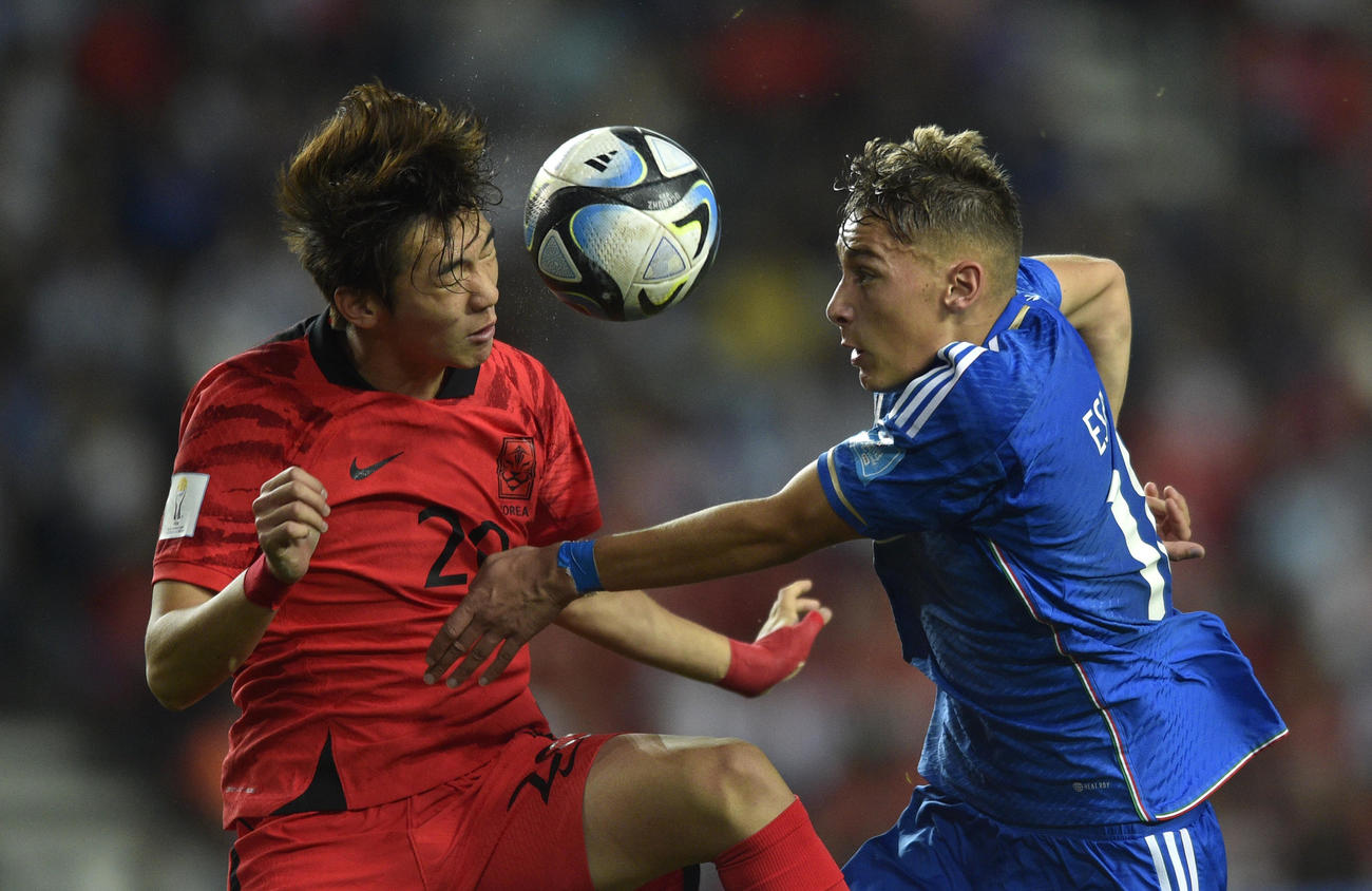 U－20W杯準決勝、韓国対イタリア　競り合う韓国とイタリアの選手（AP）