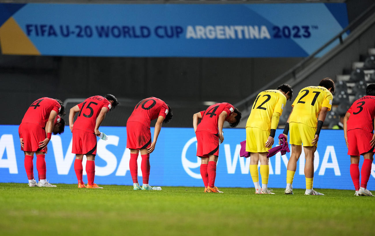 U－20W杯準決勝、韓国対イタリア　終了後、お辞儀をする韓国（AP）