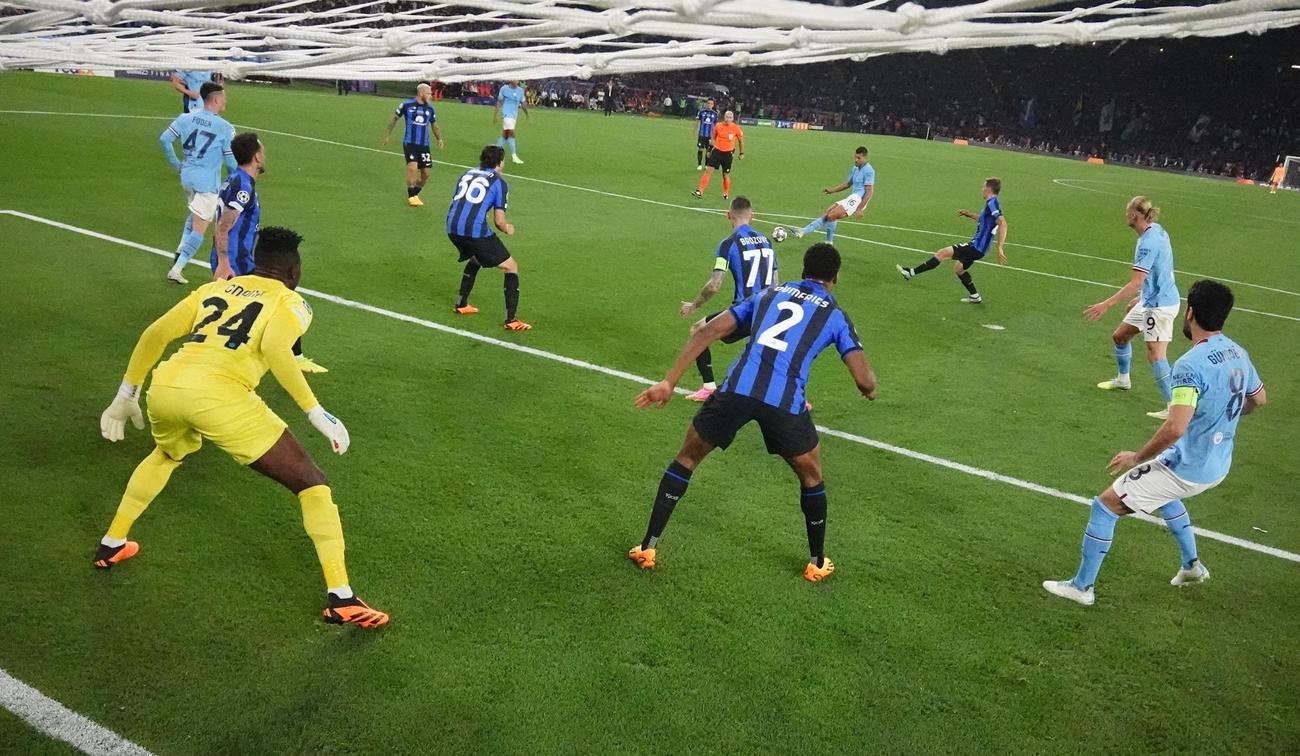 欧州CL　先制点を決めるマンチェスター・シティのロドリ（中央奥） （ロイター）