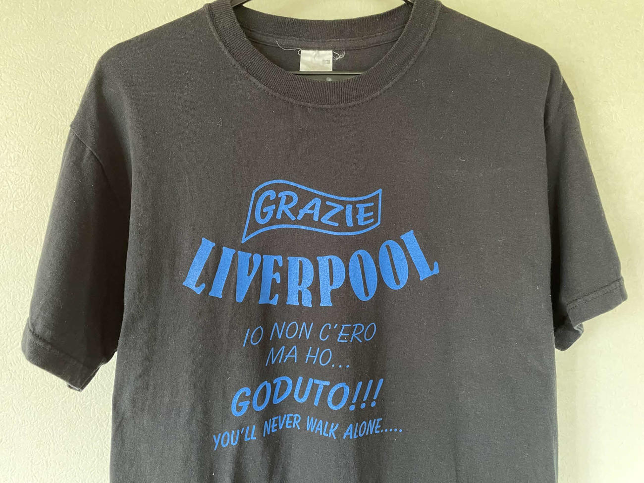 2005年の欧州CL決勝でACミランがリバプールに敗れ、インテルサポーターが製作したTシャツ