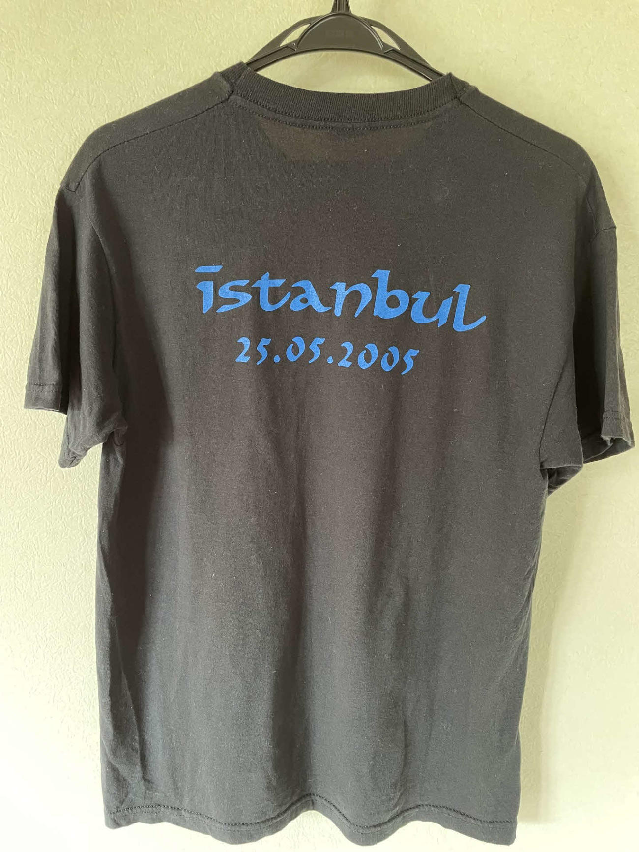 2005年の欧州CL決勝でACミランがリバプールに敗れ、インテルサポーターが製作したTシャツ