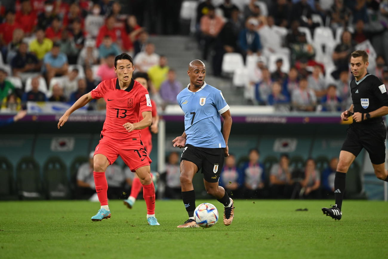 22年W杯カタール大会ウルグアイ戦でプレーする韓国の孫準浩（2022年11月24日撮影）