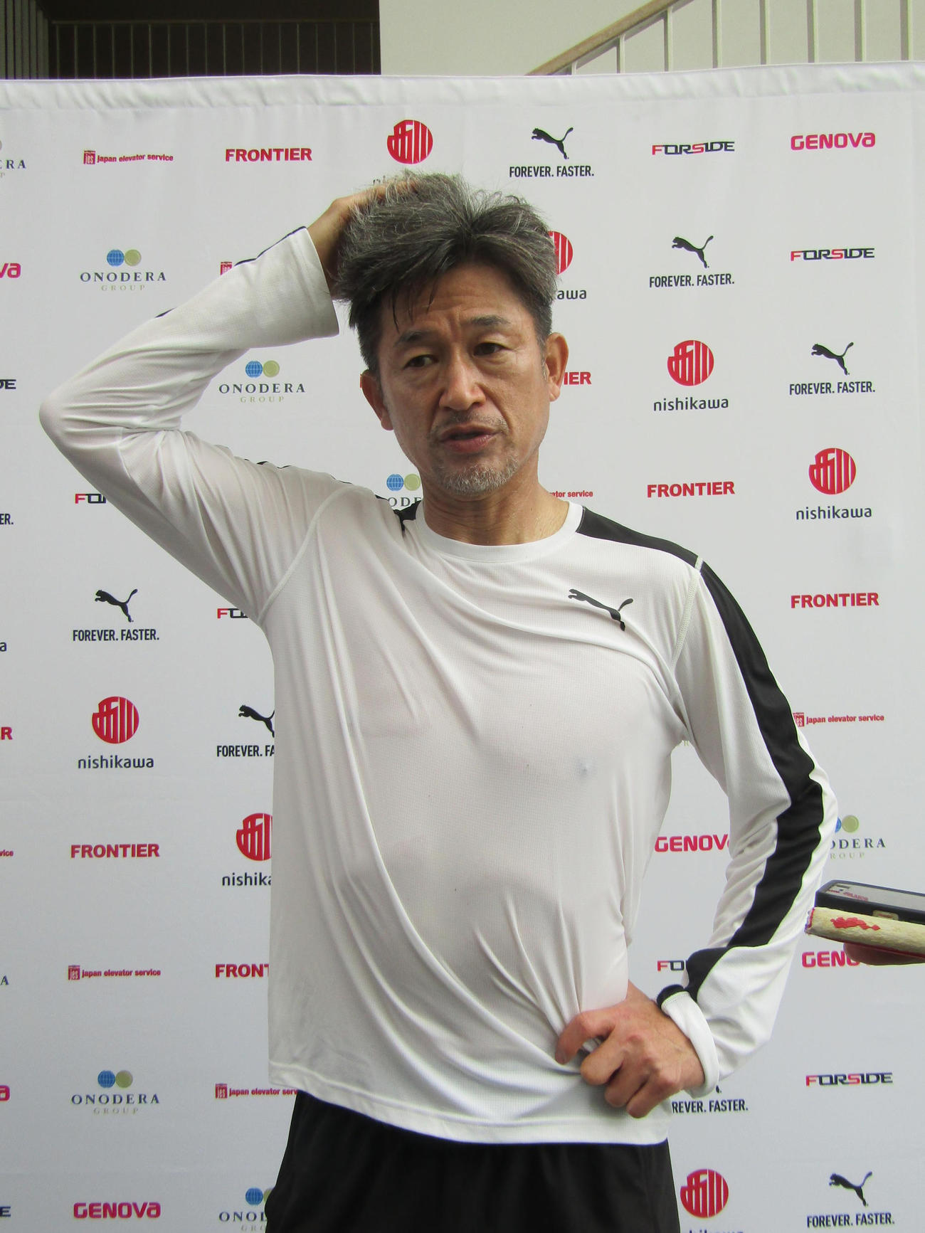 自主トレを打ち上げて取材に応じるカズ