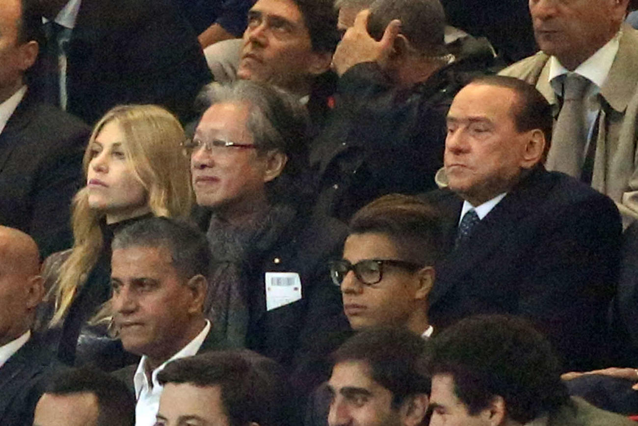 14年、ACミランの試合を見つめるベルルスコーニ名誉会長（右端）（撮影・PNP）