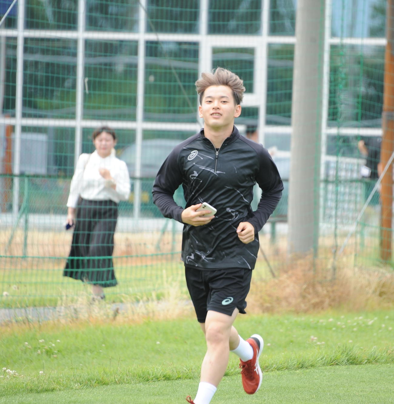 古巣新潟の練習場でランニングする本間