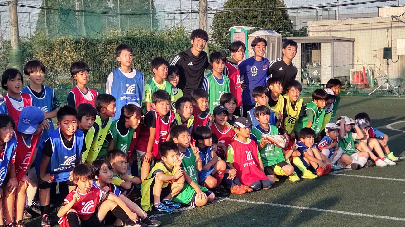 子どもたちとボールを蹴って汗を流した原口（後列中央）は笑顔で集合写真に納まる