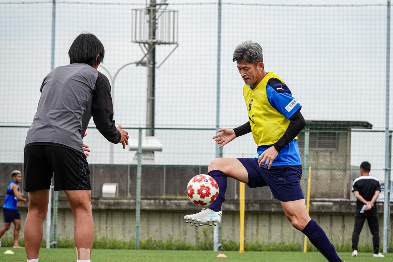 横浜FCの練習に参加したカズ（右）は中村コーチが投げたボールをキック(C)YOKOHAMA FC