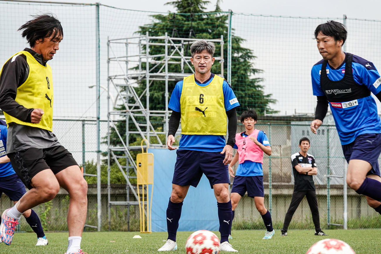横浜FCの練習に参加したカズ（中央）。左は中村コーチ(C)YOKOHAMA FC