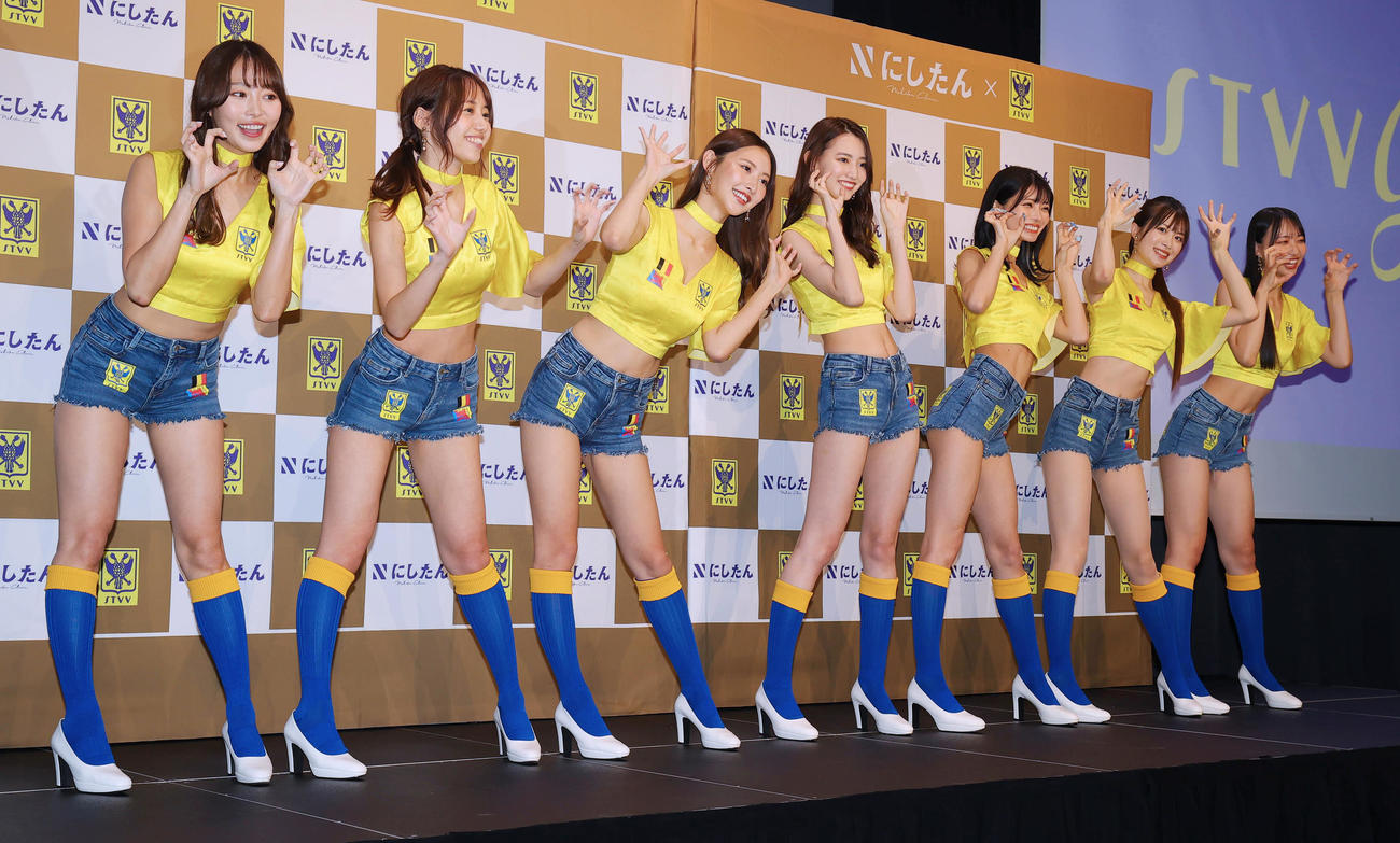 結成会見でガオガオダンスを披露する2代目シントトロイデンガールズ。左から亀沢杏菜、弓川いち華、あのん、黒木麗奈、米倉みゆ、松田蘭、一ノ瀬のこ（撮影・野上伸悟）