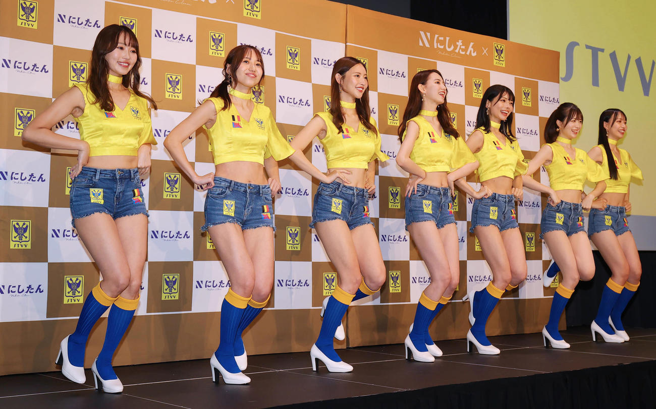 結成会見でガオガオダンスを披露する2代目シントトロイデンガールズ。左から亀沢杏菜、弓川いち華、あのん、黒木麗奈、米倉みゆ、松田蘭、一ノ瀬のこ（撮影・野上伸悟）