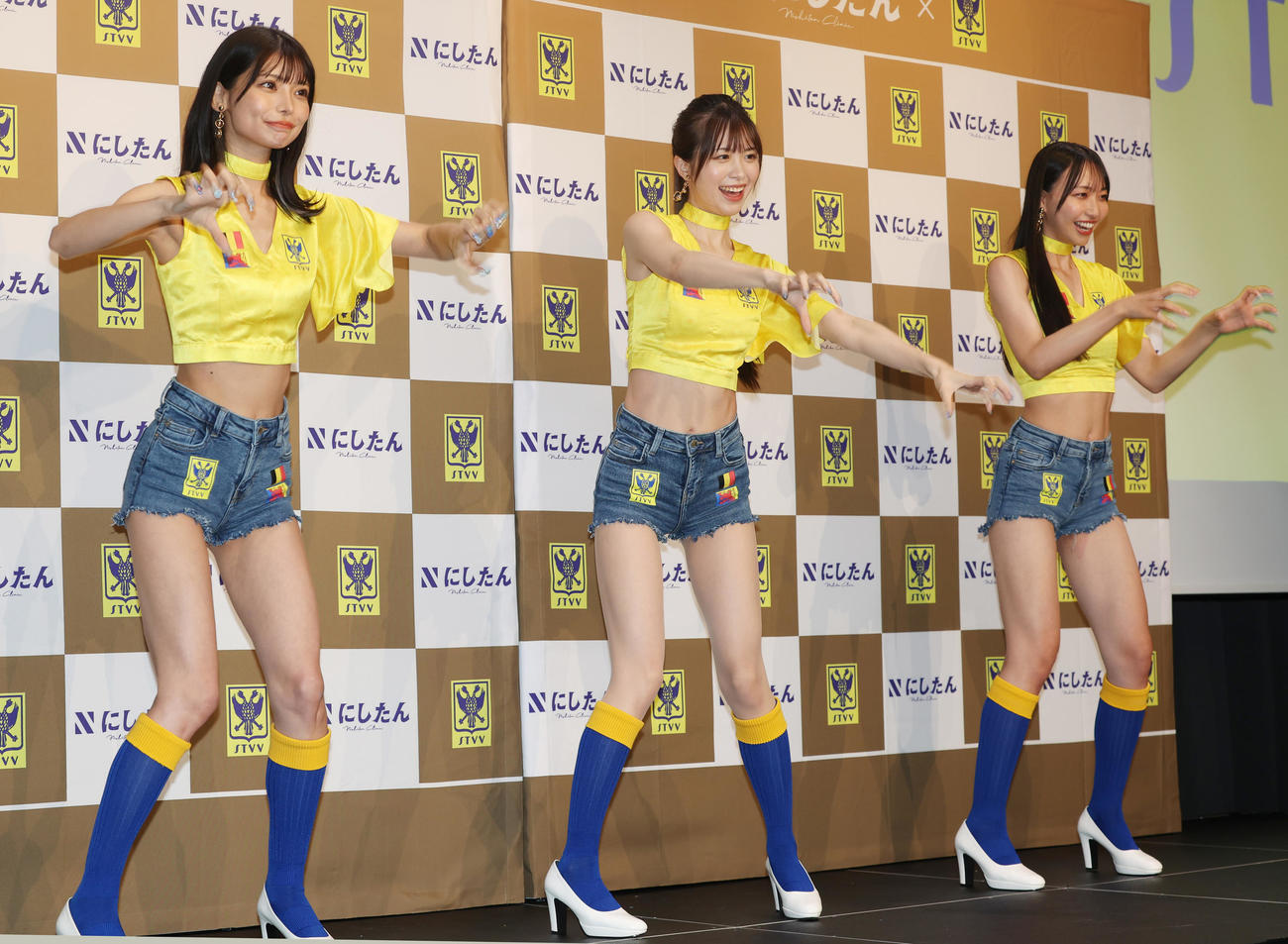 結成会見でガオガオダンスを披露する2代目シントトロイデンガールズの左から米倉みゆ、松田蘭、一ノ瀬のこ（撮影・野上伸悟）