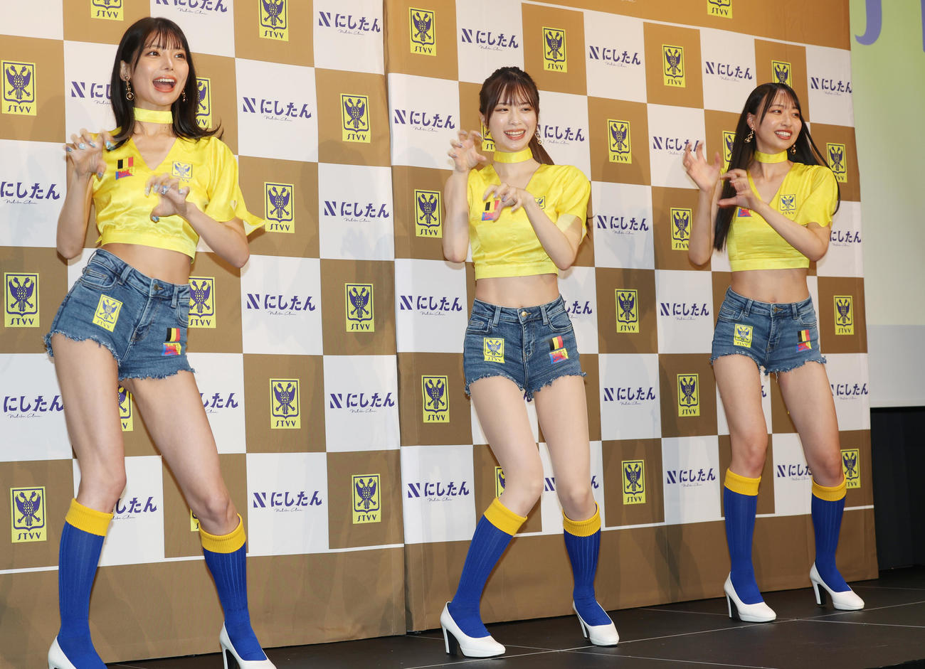 結成会見でガオガオダンスを披露する2代目シントトロイデンガールズの左から米倉みゆ、松田蘭、一ノ瀬のこ（撮影・野上伸悟）