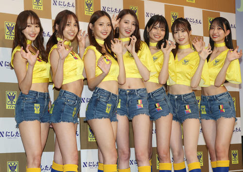 結成会見を行った2代目シントトロイデンガールズ。左から亀沢杏菜、弓川いち華、あのん、黒木麗奈、米倉みゆ、松田蘭、一ノ瀬のこ(撮影・野上伸悟)