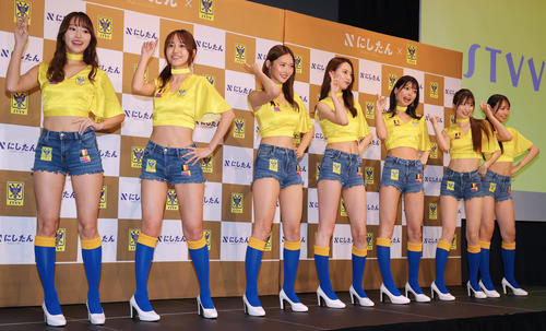 結成会見でガオガオダンスを披露する2代目シントトロイデンガールズ。左から亀沢杏菜、弓川いち華、あのん、黒木麗奈、米倉みゆ、松田蘭、一ノ瀬のこ(撮影・野上伸悟)