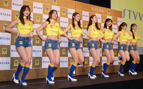 結成会見でガオガオダンスを披露する2代目シントトロイデンガールズ。左から亀沢杏菜、弓川いち華、あのん、黒木麗奈、米倉みゆ、松田蘭、一ノ瀬のこ(撮影・野上伸悟)