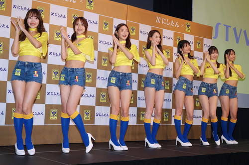 結成会見でガオガオダンスを披露する2代目シントトロイデンガールズ。左から亀沢杏菜、弓川いち華、あのん、黒木麗奈、米倉みゆ、松田蘭、一ノ瀬のこ(撮影・野上伸悟)