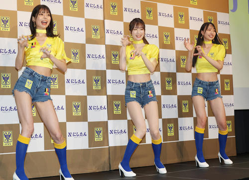 結成会見でガオガオダンスを披露する2代目シントトロイデンガールズの左から米倉みゆ、松田蘭、一ノ瀬のこ(撮影・野上伸悟)