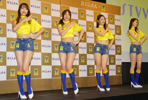 結成会見でガオガオダンスを披露する2代目シントトロイデンガールズの左から亀沢杏菜、弓川いち華、あのん、黒木麗奈(撮影・野上伸悟)