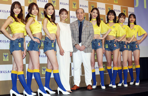 結成会見を行った2代目シントトロイデンガールズ。左から亀沢杏菜、弓川いち華、あのん、司会の望月理恵さん、シントトロイデンVVマーケティングアドバイザー西村誠司氏、黒木麗奈、米倉みゆ、松田蘭、一ノ瀬のこ(撮影・野上伸悟)