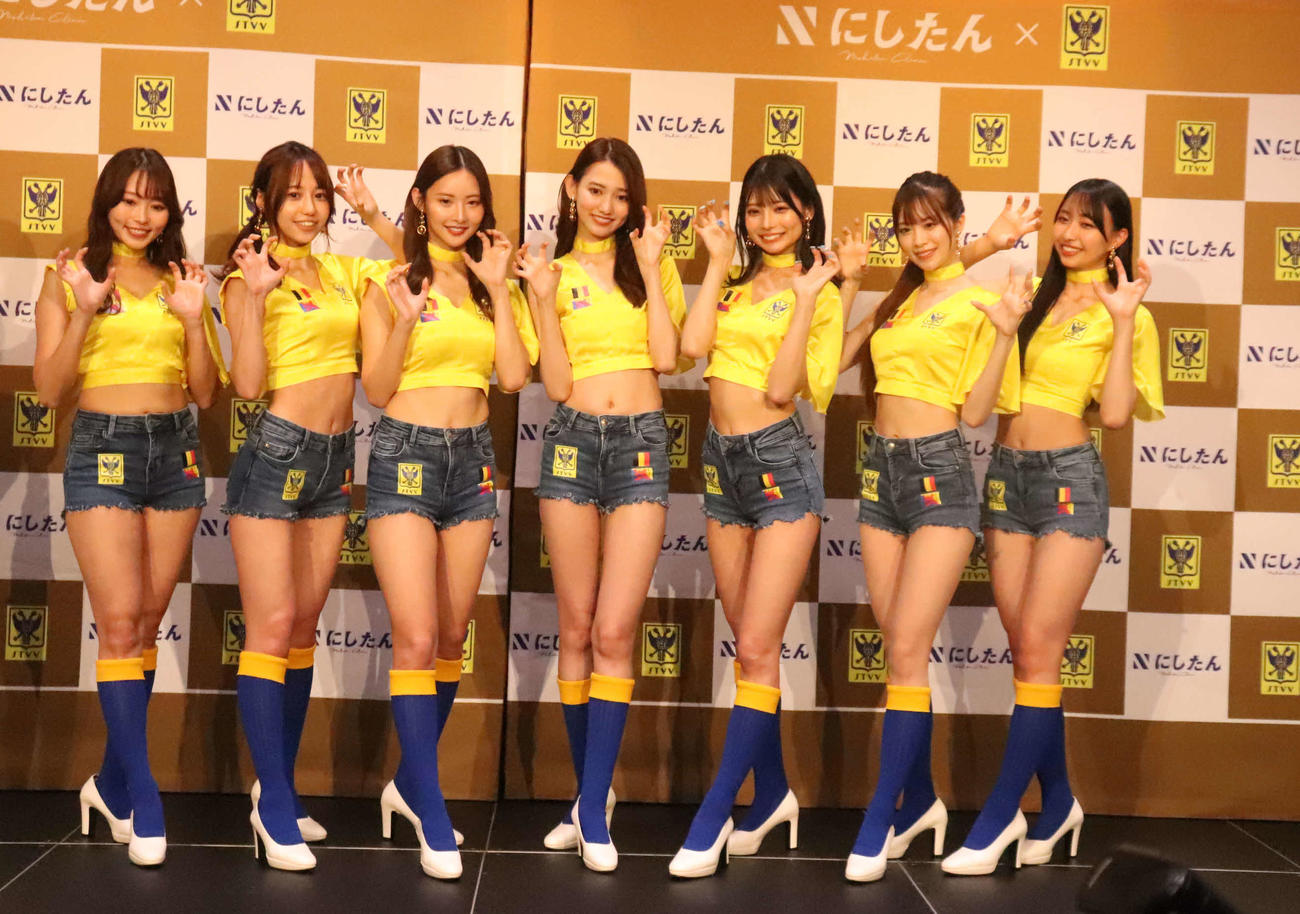2代目シントトロイデンガールズに選ばれた（左から）亀沢杏菜、弓川いち華、あのん、黒木麗奈、米倉みゆ、松田蘭、一ノ瀬のこ