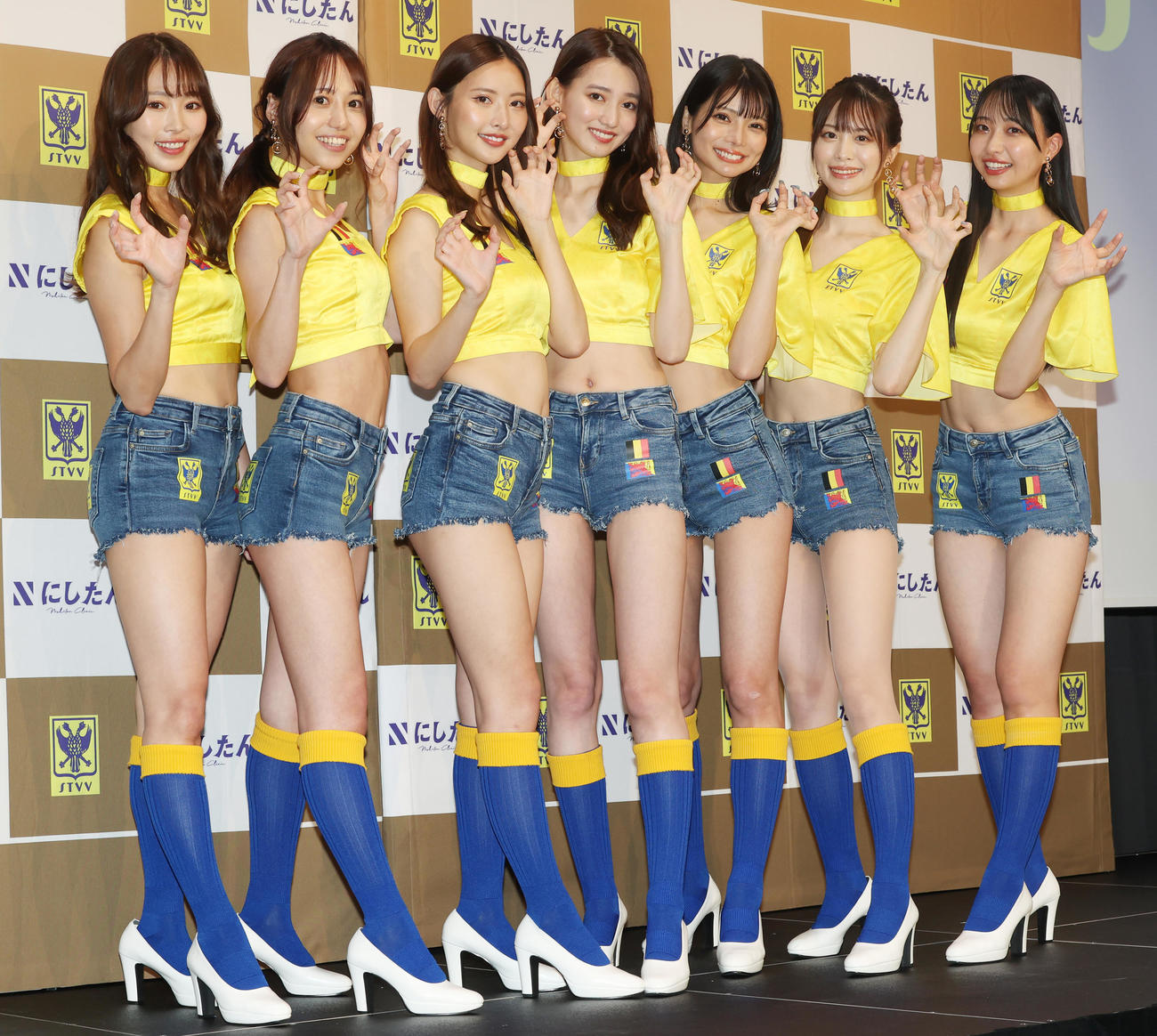 結成会見を行った2代目シントトロイデンガールズ。左から亀沢杏菜、弓川いち華、あのん、黒木麗奈、米倉みゆ、松田蘭、一ノ瀬のこ（撮影・野上伸悟）
