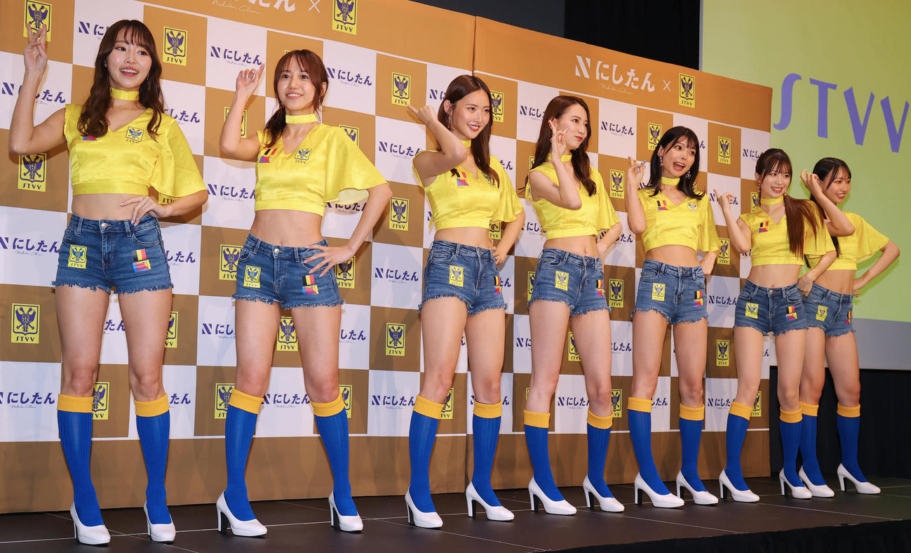 結成会見でガオガオダンスを披露する2代目シントトロイデンガールズ。左から亀沢杏菜、弓川いち華、あのん、黒木麗奈、米倉みゆ、松田蘭、一ノ瀬のこ（撮影・野上伸悟）