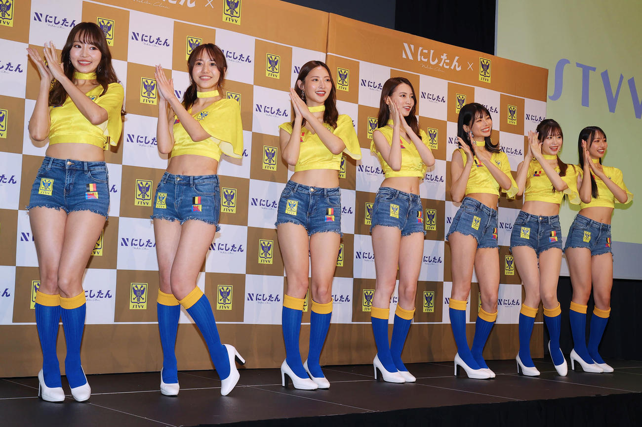 結成会見でガオガオダンスを披露する2代目シントトロイデンガールズ。左から亀沢杏菜、弓川いち華、あのん、黒木麗奈、米倉みゆ、松田蘭、一ノ瀬のこ（撮影・野上伸悟）