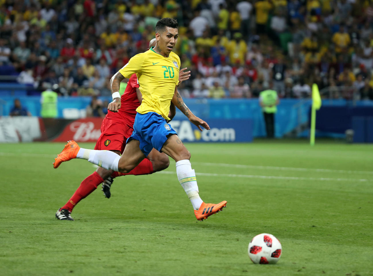 18年7月、ロシアW杯準々決勝ブラジル対ベルギー　ボールを追うブラジルFWロベルト・フィルミノ（撮影・パオロ・ヌッチ）