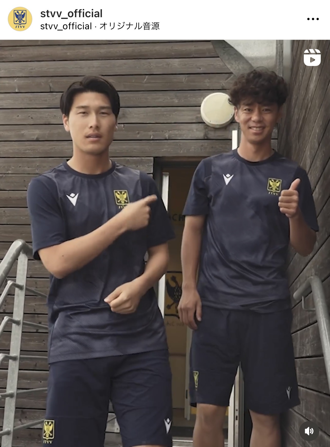 伊藤涼太郎を指さす橋岡大樹（シントトロイデンの公式インスタグラムから）
