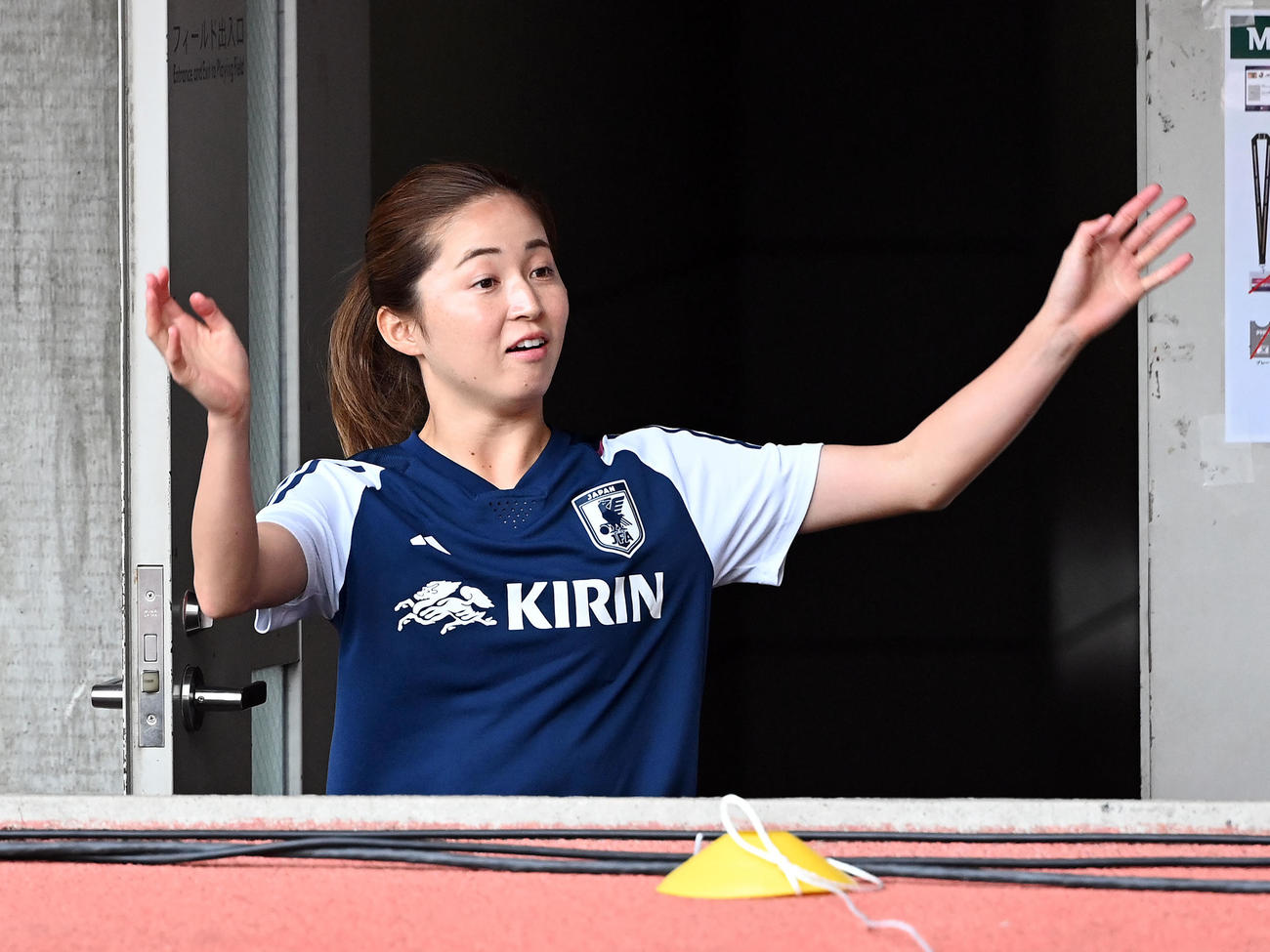 練習場に訪れた岩清水梓、澤穂希さんに手を振る清水（撮影・たえ見朱実）
