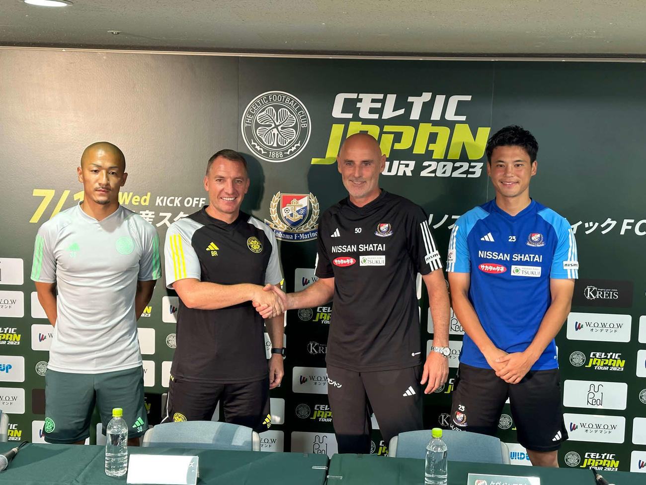 試合前日に会見を行った（左から）セルティックFW前田とロジャース監督、横浜マスカット監督とFW宮市