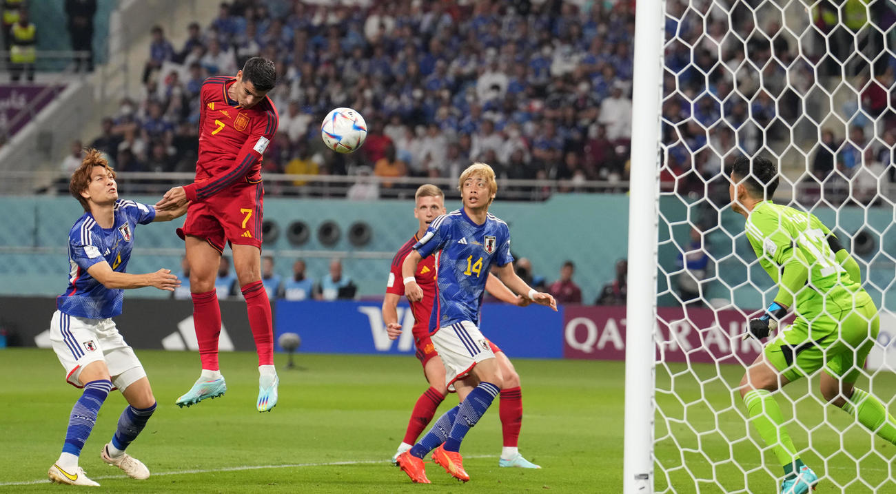 カタールW杯　日本対スペイン　先制ゴールを頭で決めるスペイン代表アルバロ・モラタ（左）（撮影・パオロ・ヌッチ）