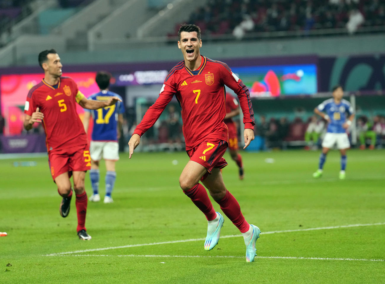 カタールW杯　日本対スペイン　先制ゴールを決め笑顔でピッチを駆けるスペインのモラタ（22年12月1日、撮影・パオロ・ヌッチ）