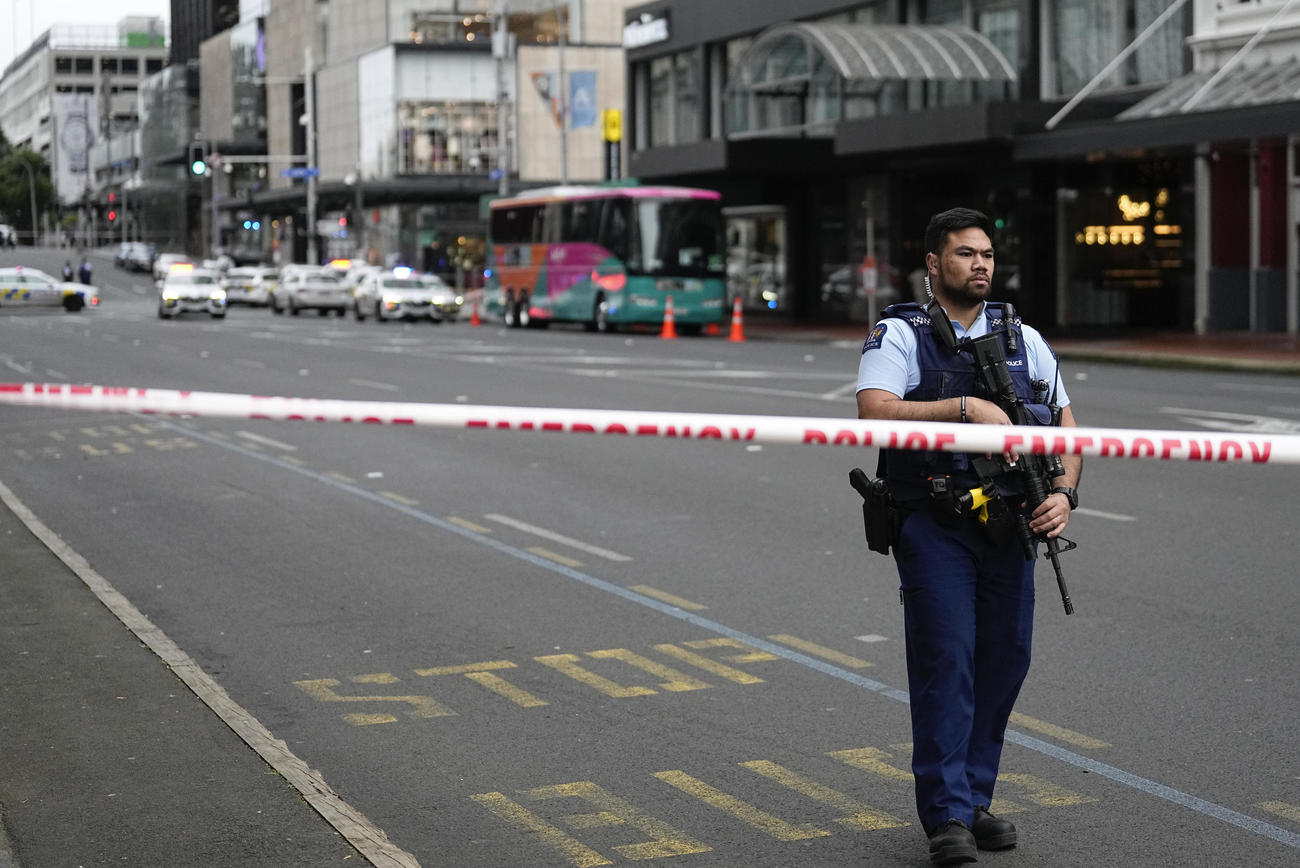 オークランド中心部で銃乱射事件が発生し、警戒にあたる警察官（AP）