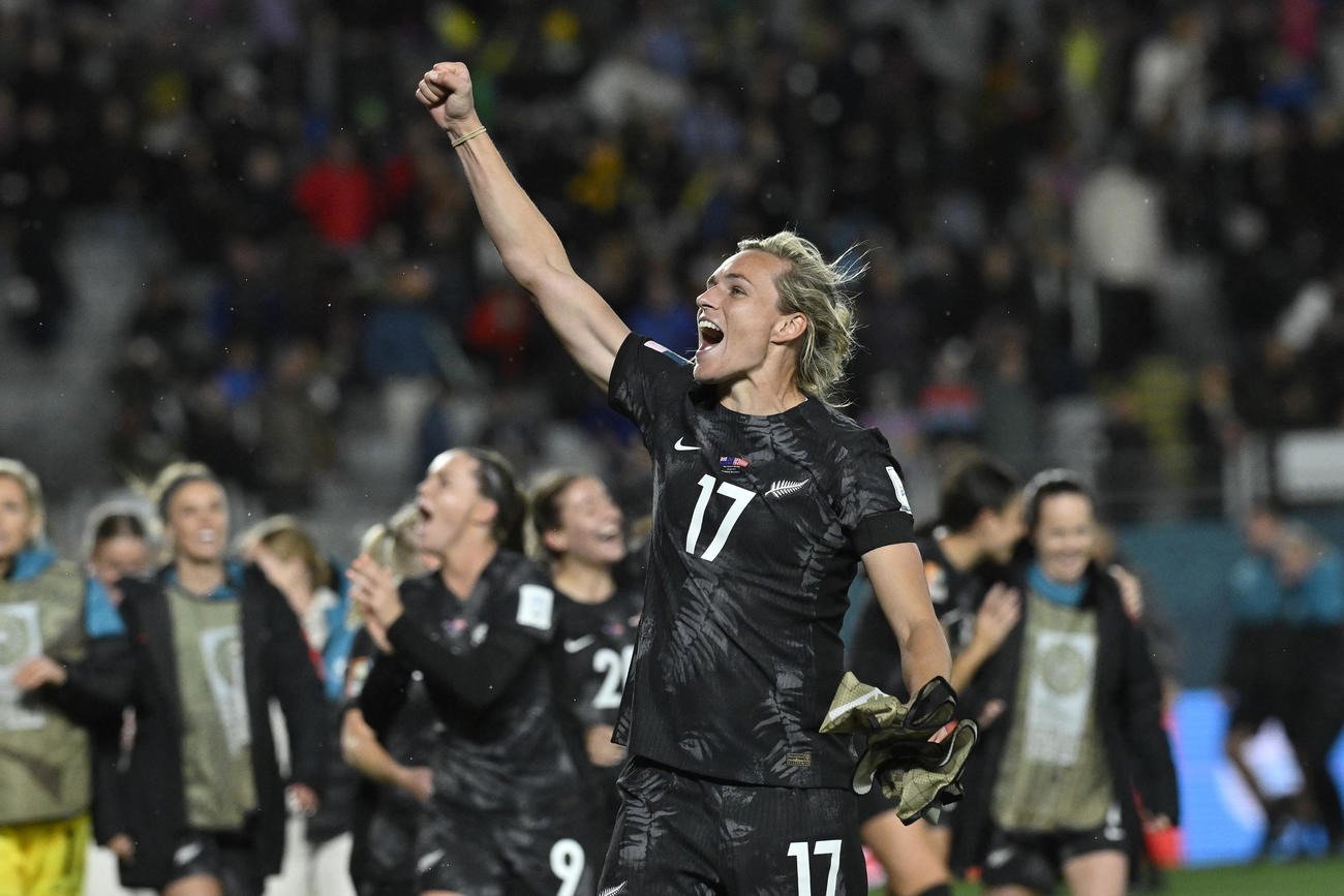 2023年7月20日木曜日、ニュージーランドのオークランドで行われたサッカー女子ワールドカップのニュージーランド対ノルウェー戦の試合終了をチームメイトたちと祝うニュージーランドのハンナ・ウィルキンソン。試合はニュージーランドが1-0で勝利 (AP)