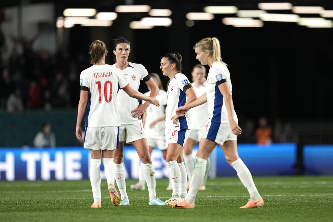 2023年7月20日木曜日、ニュージーランドのオークランドで行われたサッカー女子ワールドカップのニュージーランド対ノルウェーの試合に敗れた後、反応するノルウェーの選手たち（AP）