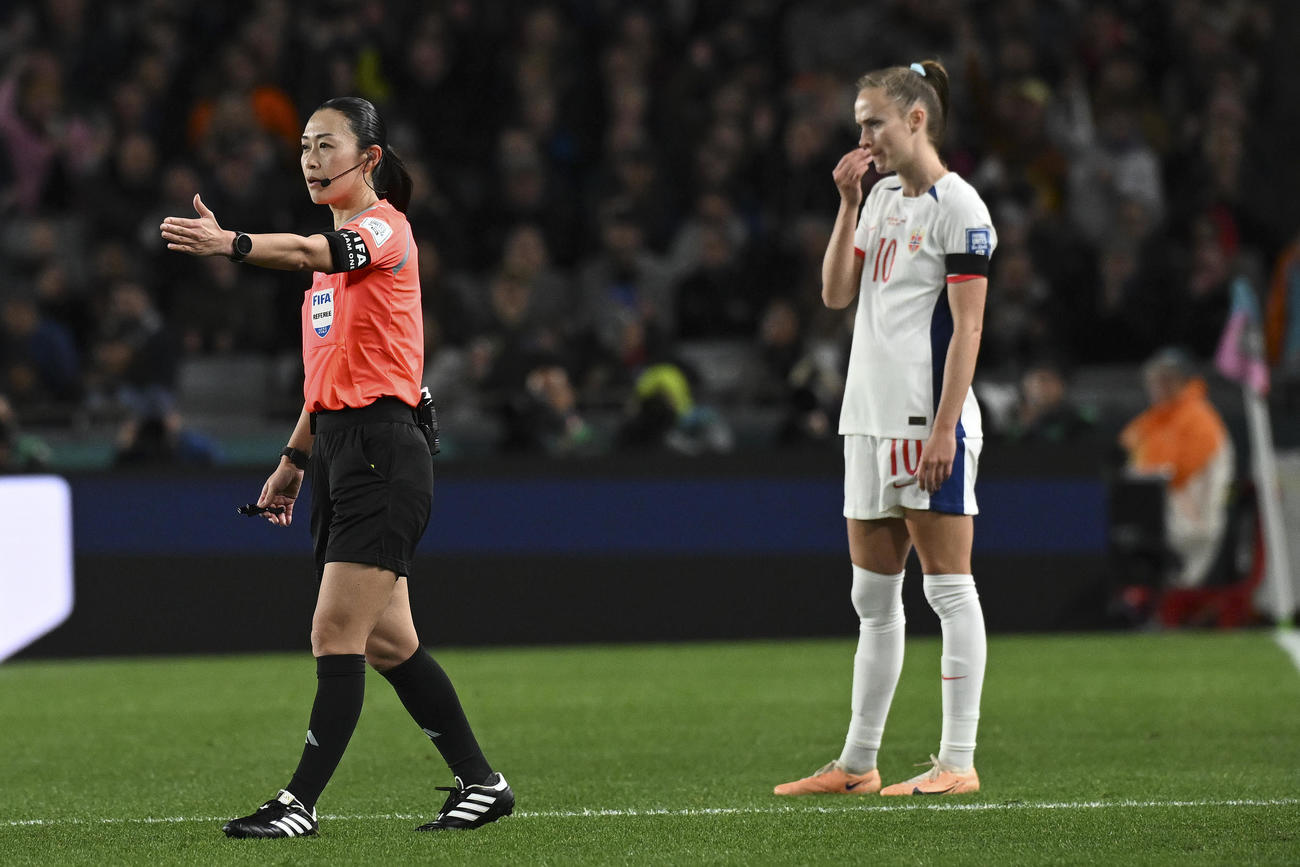 サッカー女子ワールドカップ　ニュージーランド対ノルウェー　ニュージーランドにPKを与える主審の山下好美（AP）