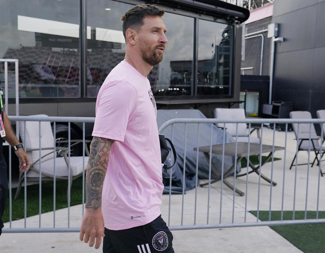 試合会場に到着したリオネル・メッシ（AP）