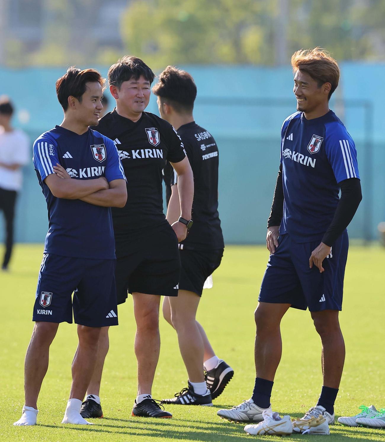 久保建英（左）と談笑する守田英正（2023年6月17日）