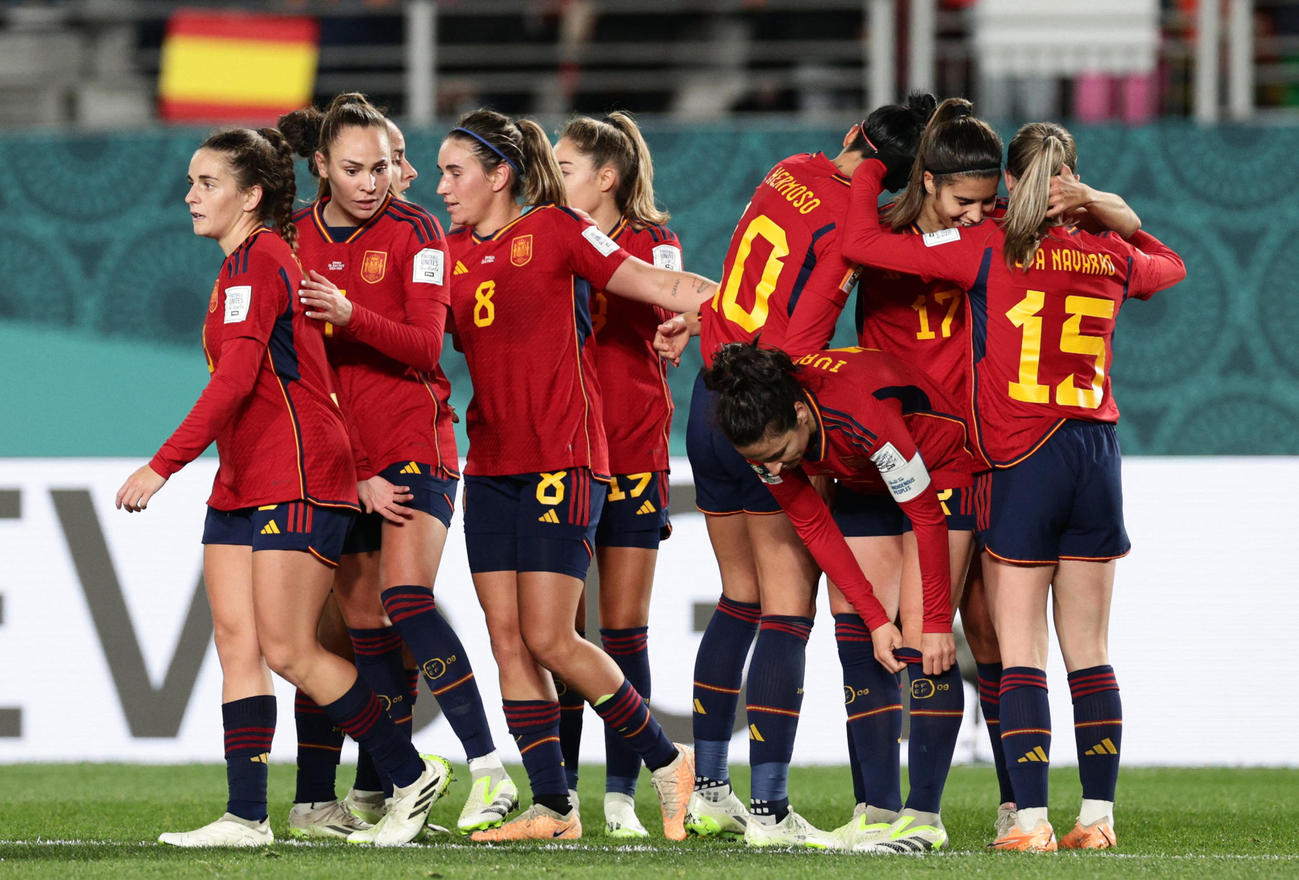 女子スペイン代表アルバ・レドンドのゴールを祝福するチームメイトら（ロイター）