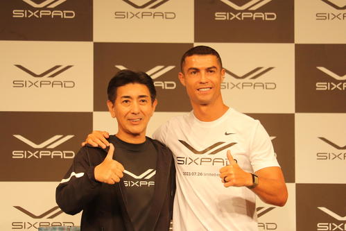 C・ロナウド、自慢のシックスパックを披露 SIXPADの新商品発売記念