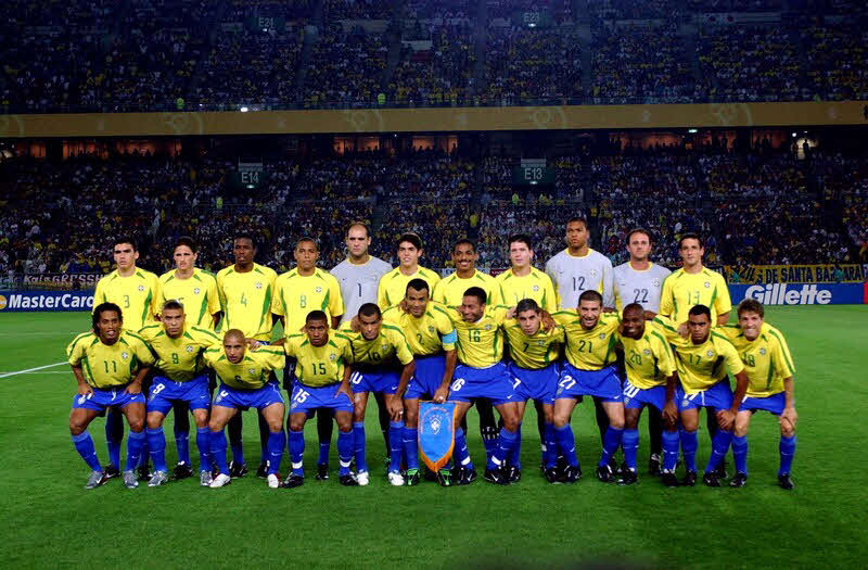 W杯日韓大会決勝前のブラジル代表メンバー。アンデルソン・ポウガは後列右から4人目（2002年6月30日、横浜国際総合競技場）