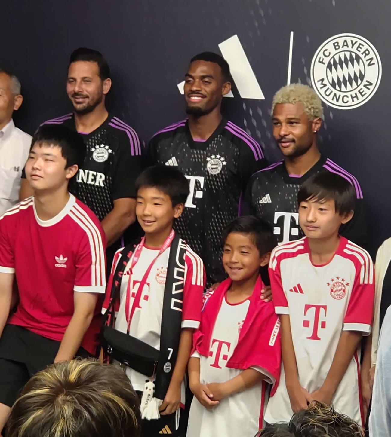 アディダス主催のイベントでファンと記念撮影するBミュンへンの（右から）ニャブリ、グラフェンベルフ、クラブアンバサダーの元ペルー代表FWピサーロ氏