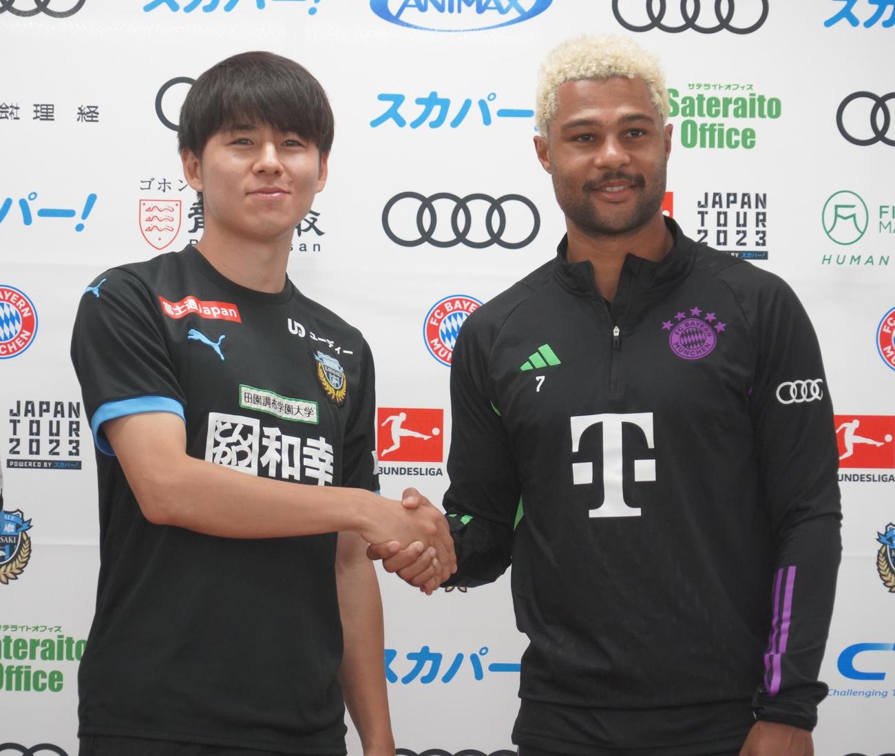 親善試合の前日会見に出席した川崎フロンターレ脇坂泰斗（左）とバイエルン・ミュンヘンのセルジュ・ニャブリ（撮影・佐藤成）