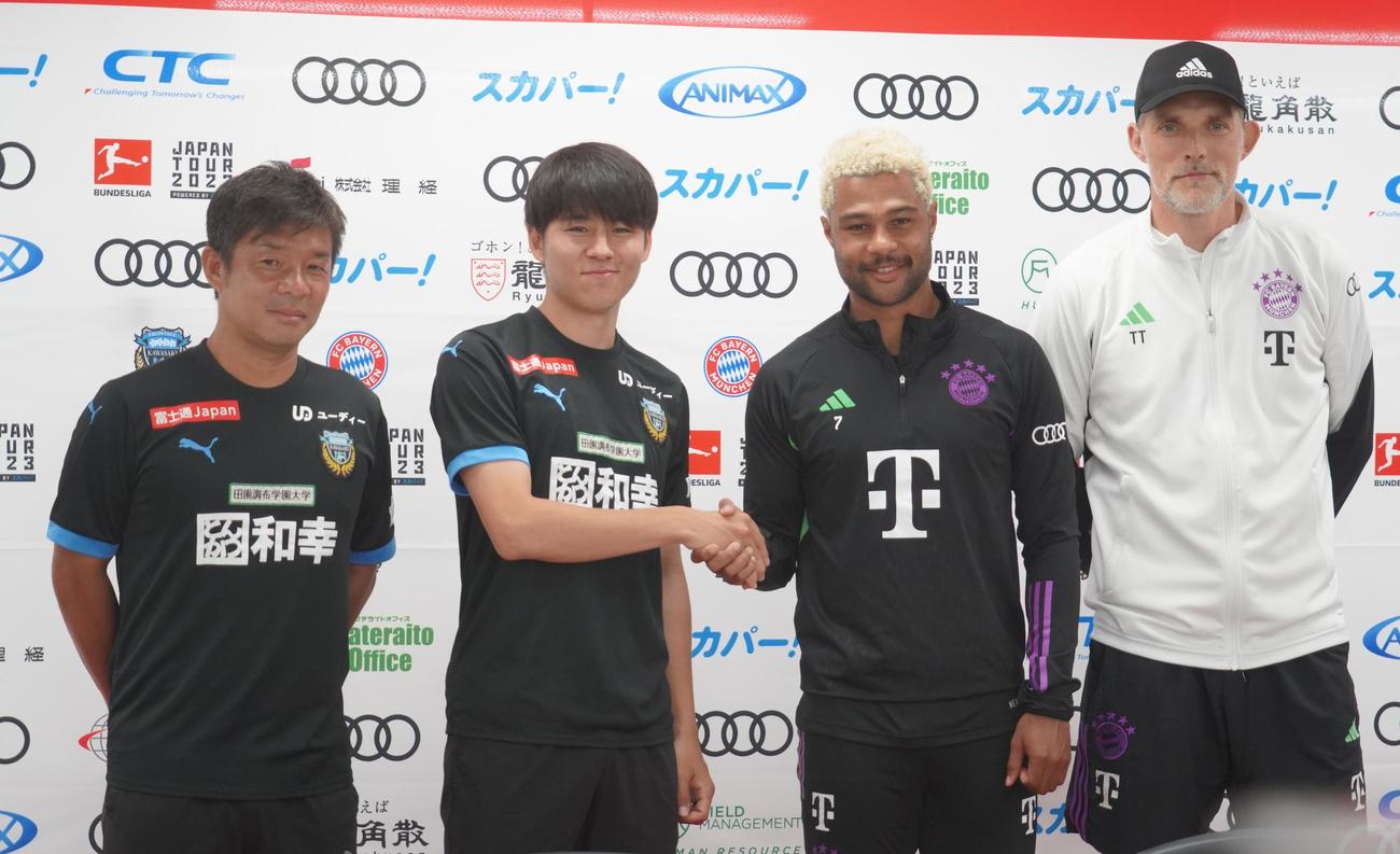 親善試合の前日会見に出席した、左から川崎フロンターレ鬼木達監督、脇坂泰斗、バイエルン・ミュンヘンのセルジュ・ニャブリ、トーマス・トゥヘル監督（撮影・佐藤成）
